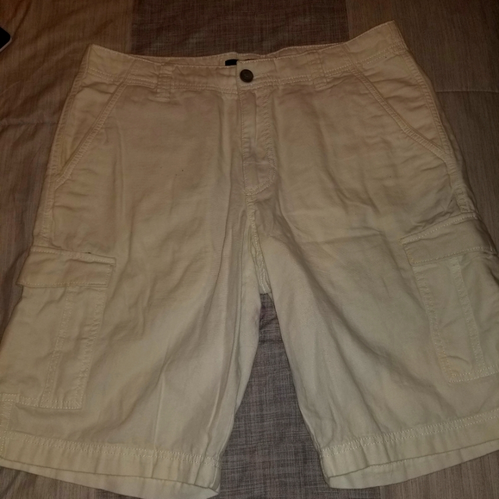 Marc Antony Men's Cargo Shorts Size 33 Color: Cream Condition: Good Average Wear